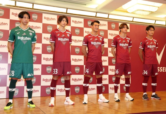 Ｊ１神戸に新加入した（左から）ＧＫ坪井湧也、ＭＦ扇原貴宏、ＤＦ槙野智章、ＭＦ汰木康也、ＤＦ尾崎優成＝１６日午後、神戸市中央区港島中町６、ポートピアホテル（撮影・長嶺麻子）