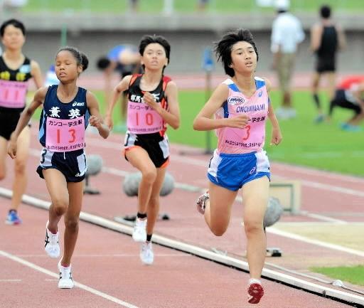 全国中学校体育大会陸上女子１５００メートルで終盤に高松智美ムセンビ（１３）らを振り切って優勝した小野南中時代の田中希実（３）。田中にとっても思い出深いレースだ＝２０１４年８月２０日、丸亀競技場（撮影・風斗雅博）