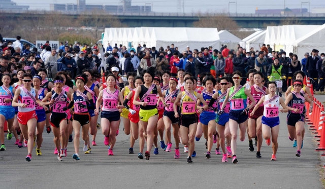 ２０２０年２月に開かれた県郡市区対抗駅伝。一斉にスタートする女子選手ら＝加古川市加古川町
