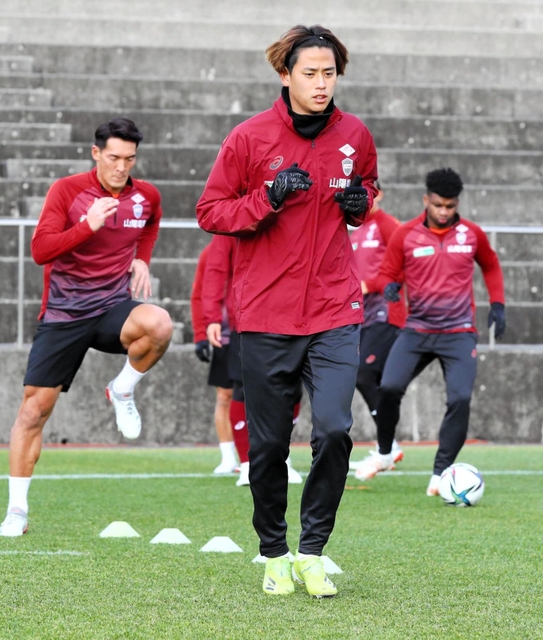 ＤＦ槙野（左）とともに浦和から加入した神戸のＭＦ汰木（中央）＝和歌山県上富田スポーツセンターⓒＶＩＳＳＥＬ　ＫＯＢＥ