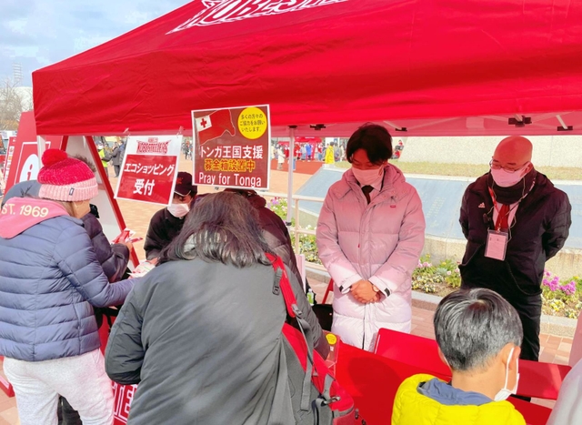 トンガ沖の大規模噴火と津波被害を支援するため、ラグビー神戸が設置した募金箱＝神戸市須磨区、ユニバー記念競技場