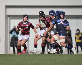 報徳-東海大大阪仰星　前半、激しい攻防戦を繰り広げる報徳フィフティーン＝花園ラグビー場（撮影・秋山亮太）