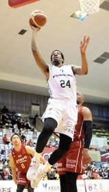 奈良-西宮　４７点の大量得点でチームの４連勝に貢献したハインズ（Ｃ）B.LEAGUE