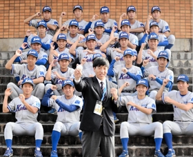 巨人から指名あいさつを受けた後、チームメートと記念撮影に収まる関西国際大の翁田大勢＝２０２１年１０月１３日、三木市の関西国際大