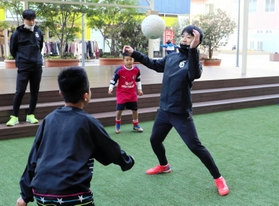 サッカースクールの開校記念イベントで子どもたちとボールを蹴る堂安憂さん（右）。指導メニューは弟で日本代表の律選手と考案した＝尼崎市、あまがさきキューズモール