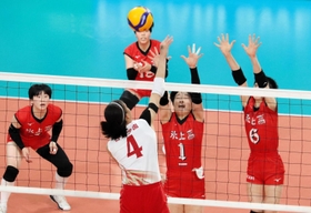 女子１回戦・氷上-古川学園　第２セット、古川学園・アロンドラ（４）のスパイクに食らいつく氷上の選手たち