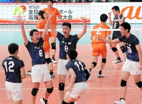 市尼崎－明和県央　第１セット、得点を決めて喜ぶ市尼崎のメンバー