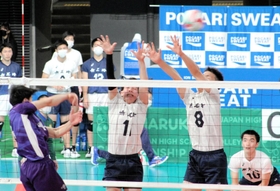 男子２回戦・市尼崎ー山形中央　第２セット、相手のスパイクにブロックで食らいつく市尼崎の橋本（中央）と中村（８）