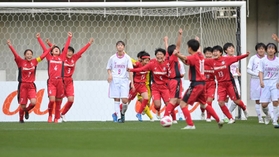 藤枝順心-日ノ本　大会２連覇中の強豪に勝利し、歓喜に沸く日ノ本イレブン＝ノエビアスタジアム神戸（撮影・秋山亮太）