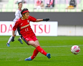 藤枝順心-日ノ本　後半、決勝点となる先制ゴールを決める日ノ本の篠田帆花＝ノエビアスタジアム神戸（撮影・秋山亮太）