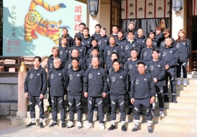 必勝祈願を終え、写真に納まる真正ジムの選手とスタッフ＝神戸市中央区、湊川神社