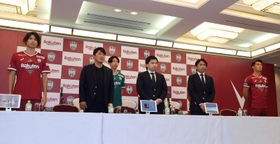 記者会見するＪ１神戸の三浦淳寛監督（左から２人目）やＤＦ槙野智章（前列右）ら　＝１６日午後、神戸市中央区港島中町６、ポートピアホテル（撮影・長嶺麻子）