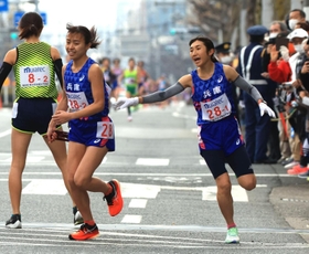 兵庫の１区田中希実（右）からたすきを受け取る２区後藤夢＝１５日午後、京都市内（撮影・吉田敦史）