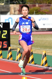 ４位でフィニッシュしたアンカーの太田琴菜＝１６日午後、京都市右京区、たけびしスタジアム（撮影・坂井萌香）