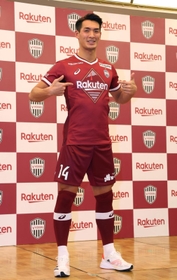 Ｊ１神戸の新ユニホームを紹介するＤＦ槙野智章＝１６日午後、神戸市中央区港島中町６、ポートピアホテル（撮影・長嶺麻子）