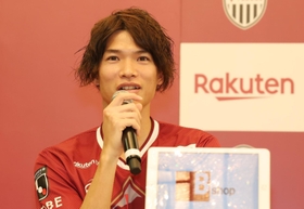 Ｊ１神戸での抱負を語るＭＦ扇原貴宏＝１６日午後、神戸市中央区港島中町６、ポートピアホテル（撮影・長嶺麻子）