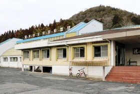 短水路プールを備えた市川高温水プール。１９８１年に完成した＝兵庫県市川町