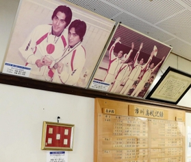 市川高温水プールにはバンコク・アジア大会で活躍した伊藤俊介、秀介兄弟の写真や表彰状などが並ぶ＝兵庫県市川町