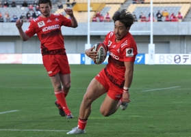 神戸-東京ベイ　前半、神戸の山下楽がトライを決め、１２-５とする＝ノエビアスタジアム神戸（撮影・長嶺麻子）