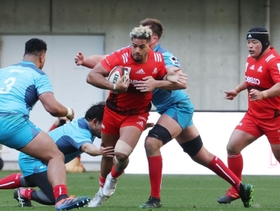 神戸-東京ベイ　前半、東京ベイのタックルを振り切って突進するトンガ出身の神戸・モエアキオラ（中央）＝ノエビアスタジアム神戸（撮影・長嶺麻子）