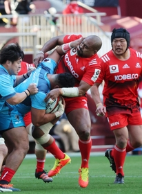 神戸ー東京ベイ　前半、東京ベイの攻撃を阻むトンガ出身の神戸・中島イシレリ（右から２人目）＝ノエビアスタジアム神戸（撮影・長嶺麻子）