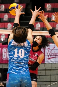 姫路-ＫＵＲＯＢＥ　第３セット、スパイクを放つ姫路の孫田