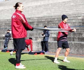 和やかな雰囲気の中、キャンプでの練習をスタートしたＤＦ酒井（左）ら神戸イレブン＝和歌山県上富田スポーツセンター（ｃ）ＶＩＳＳＥＬ　ＫＯＢＥ