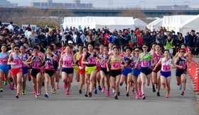 ２０２０年２月に開かれた県郡市区対抗駅伝。一斉にスタートする女子選手ら＝加古川市加古川町