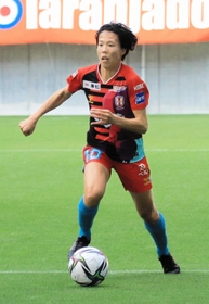 今季から背番号１０に変わり、リーグ戦９試合に出場していたＩＮＡＣ神戸の杉田妃和＝２０２１年１１月１４日、神戸市兵庫区、ノエビアスタジアム神戸