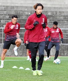 ＤＦ槙野（左）とともに浦和から加入した神戸のＭＦ汰木（中央）＝和歌山県上富田スポーツセンターⓒＶＩＳＳＥＬ　ＫＯＢＥ