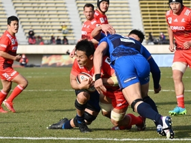 神戸-埼玉　前半、果敢に突進しトライを決める神戸の橋本大輝＝神戸市須磨区、ユニバー記念競技場（撮影・坂井萌香）