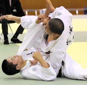 男子７３キロ級決勝　小内刈りで一本を奪う報徳の鬼塚勇芯（上）