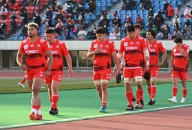 神戸－埼玉　逆転負けを喫し、肩を落とす神戸フィフティーン（撮影・坂井萌香）