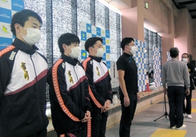 兵庫県水泳連盟から特別賞を受けた市川高水泳部の部員ら（同連盟提供）
