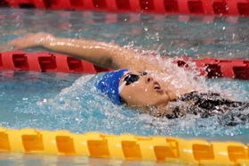 女子２００メートル個人メドレー決勝　背泳ぎでリードを広げる東谷中１年の小林愛茉