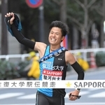 初の箱根駅伝を走りきり、ガッツポーズでフィニッシュする駿河台大・阪本大貴（撮影・伊藤笙子）