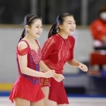 フィギュアスケートのアイスショーで、オープニングに登場し笑顔を見せる坂本花織（右）と河辺愛菜＝名古屋市ガイシプラザ