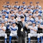 巨人から指名あいさつを受けた後、チームメートと記念撮影に収まる関西国際大の翁田大勢＝２０２１年１０月１３日、三木市の関西国際大