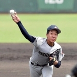 西脇工高３年時、夏の兵庫大会で力投する翁田大勢投手。高校時代はドラフト指名漏れを経験した＝２０１７年７月