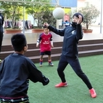サッカースクールの開校記念イベントで子どもたちとボールを蹴る堂安憂さん（右）。指導メニューは弟で日本代表の律選手と考案した＝尼崎市、あまがさきキューズモール
