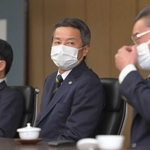 新年のあいさつに訪れた阪神・百北幸司球団社長（中央）ら（撮影・高部洋祐）