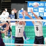 男子２回戦・市尼崎ー山形中央　第２セット、相手のスパイクにブロックで食らいつく市尼崎の橋本（中央）と中村（８）