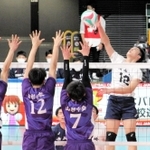 男子１回戦・市尼崎ー山形中央　第２セット、スパイクを放つ市尼崎の栗林（１２）＝東京都渋谷区、東京体育館