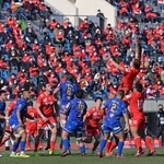 ラグビー・リーグワンの最初の試合となった神戸－浦安戦。白熱した戦いに観衆は酔いしれた＝８日午後、ユニバー記念競技場（撮影・秋山亮太）