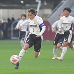 日ノ本-神村学園　前半、ゴール前へ突破を図る日ノ本の箕輪＝ノエビアスタジアム神戸（撮影・秋山亮太）