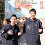 次戦に向けて必勝を期す山中竜也（左）と久保隼の元世界王者コンビ＝湊川神社