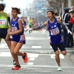 兵庫の１区田中希実（右）からたすきを受け取る２区後藤夢＝１５日午後、京都市内（撮影・吉田敦史）