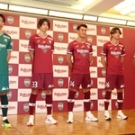 Ｊ１神戸に新加入した（左から）ＧＫ坪井湧也、ＭＦ扇原貴宏、ＤＦ槙野智章、ＭＦ汰木康也、ＤＦ尾崎優成＝１６日午後、神戸市中央区港島中町６、ポートピアホテル（撮影・長嶺麻子）