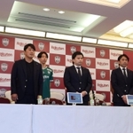 記者会見するＪ１神戸の三浦淳寛監督（左から２人目）やＤＦ槙野智章（前列右）ら　＝１６日午後、神戸市中央区港島中町６、ポートピアホテル（撮影・長嶺麻子）