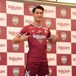 Ｊ１神戸の新ユニホームを紹介するＤＦ槙野智章＝１６日午後、神戸市中央区港島中町６、ポートピアホテル（撮影・長嶺麻子）